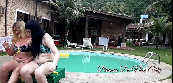  Delicia de menage na piscina com Melissa Alecxander e Myke Brazil.